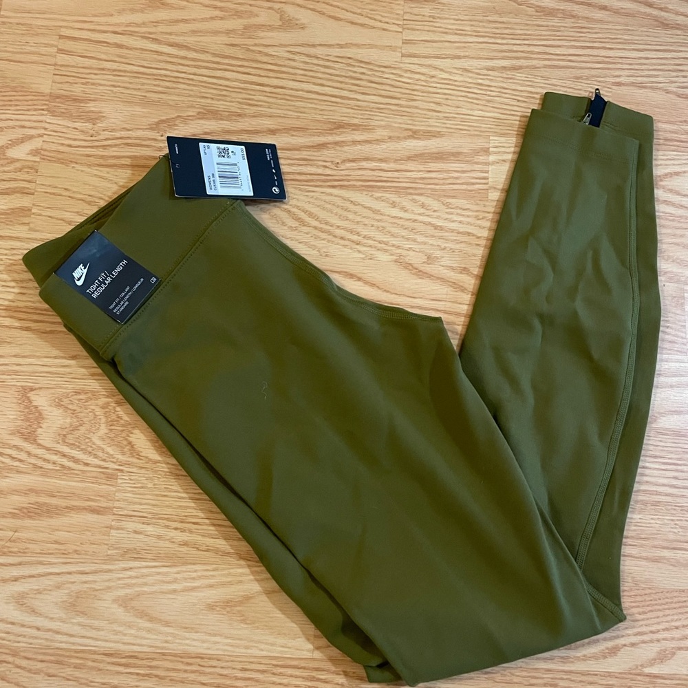 Nike leggings with zip detail on ankle. New with tags.Tight fit/Regular fit